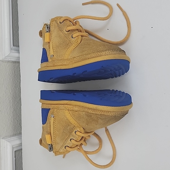 UGG Unidex Kids' Neumel Graphic Outline yellow ankle boots size 9 - Picture 7 of 10